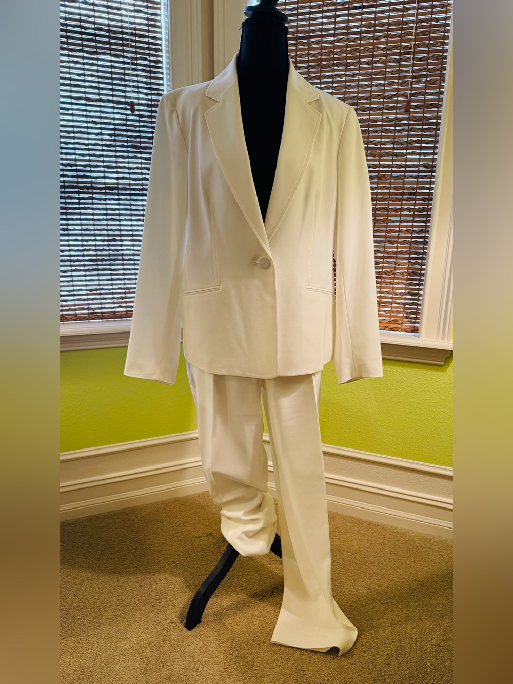 Le Suit White Women's Two-Piece Blazer and Trousers
